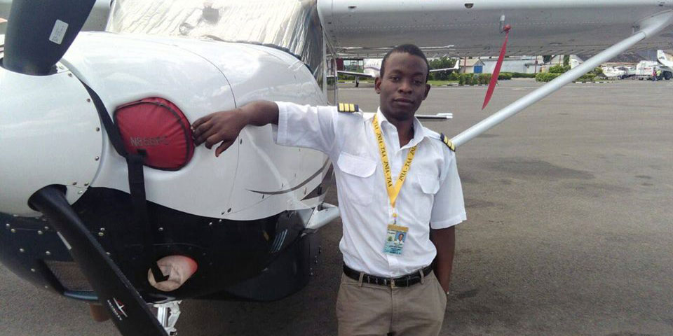 Bosco Temu, 24 ans, pilote, fondateur et CEO d’une compagnie d’aviation