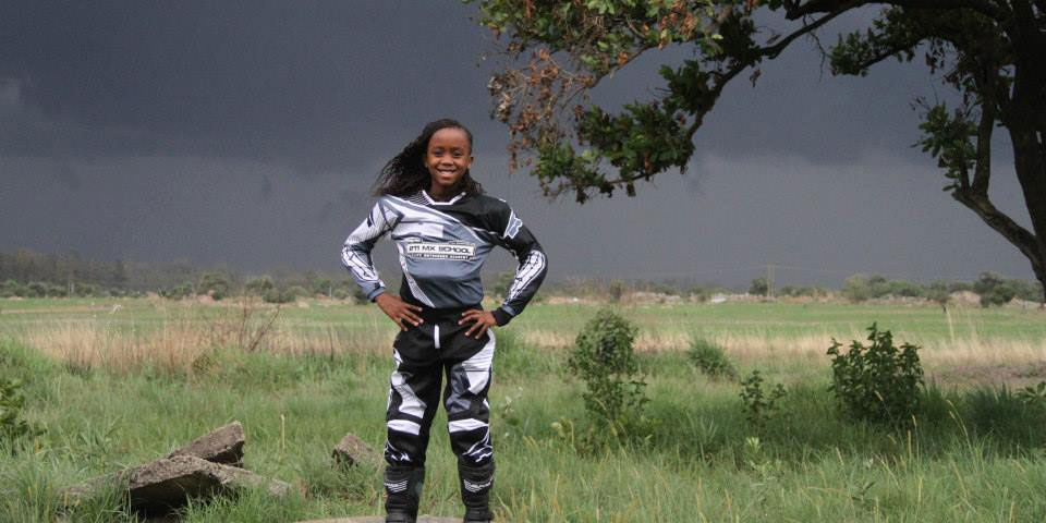 Tanya Muzinda, 13 Ans, Championne De Motocross Au Zimbabwe