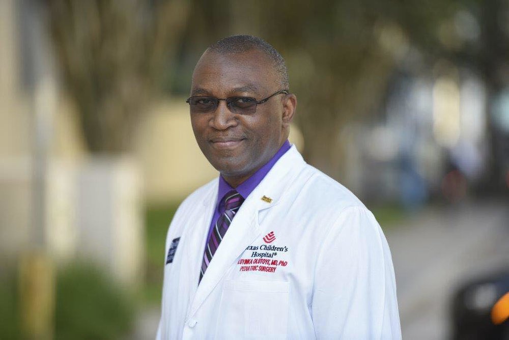 USA : le Dr Oluyinka Olutoye, le chirurgien qui effectue des opérations spectaculaires