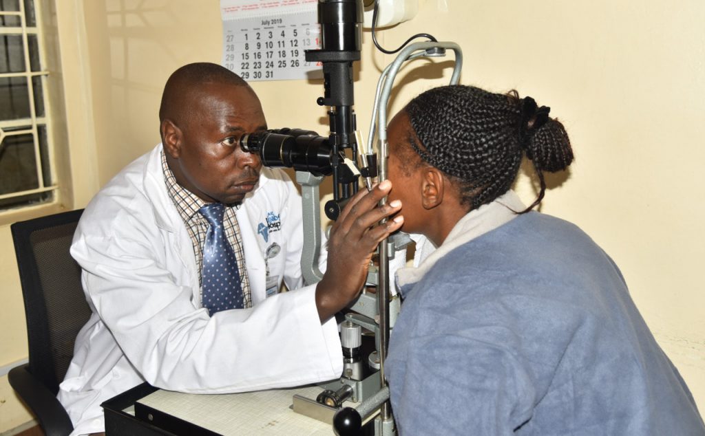 Kenya: Patrick Kibe, le nettoyeur d’hôpital devenu chirurgien ophtamologue